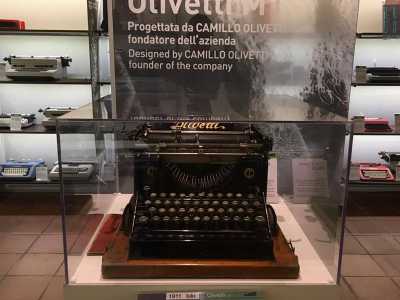 Al centro della stanza c�� la prima dattilografica italiana prodotta dall�ingegner Camillo Olivetti nel 1911: la �M1�. Non ebbe molto successo per�, perch� troppo pesante e con tantissimi e complicati ingranaggi